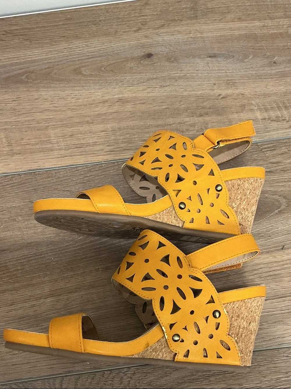 Mootsies Tootsies Tania wedge sandals w/a laser-cut floral upper, yellow, sz 7.5